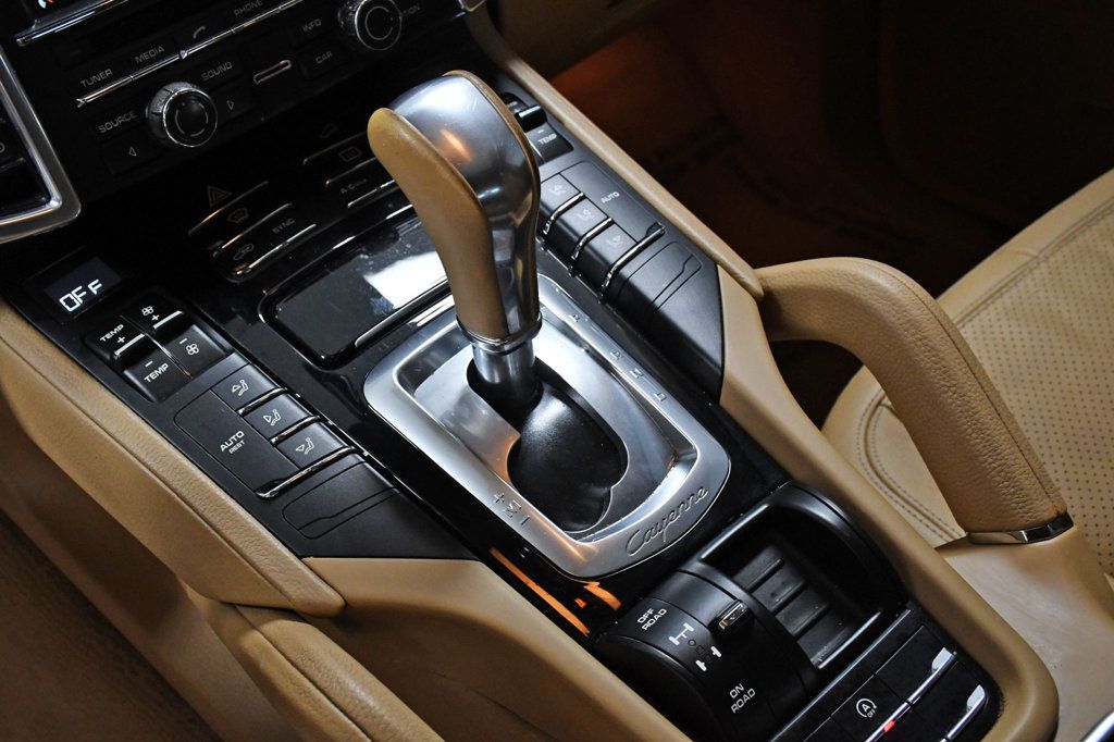 2014 Porsche Cayenne Base Trim - 22976711 - 24