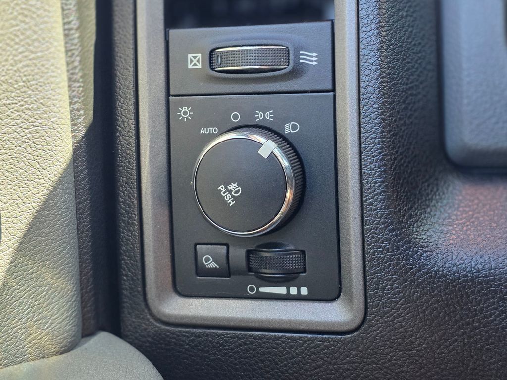 2014 Ram 1500 2WD Reg Cab 120.5" Express - 22991342 - 32