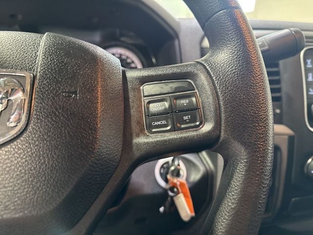 2014 Ram 1500 4WD Crew Cab 140.5" Express - 22997608 - 11