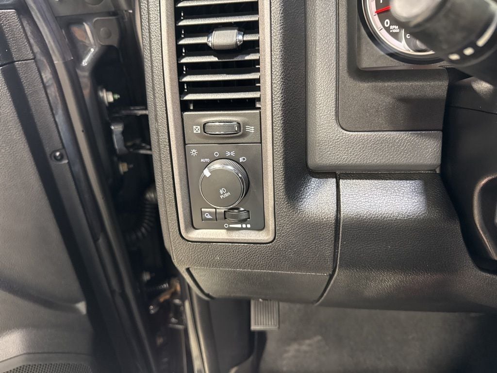 2014 Ram 1500 4WD Crew Cab 140.5" Express - 22997608 - 13