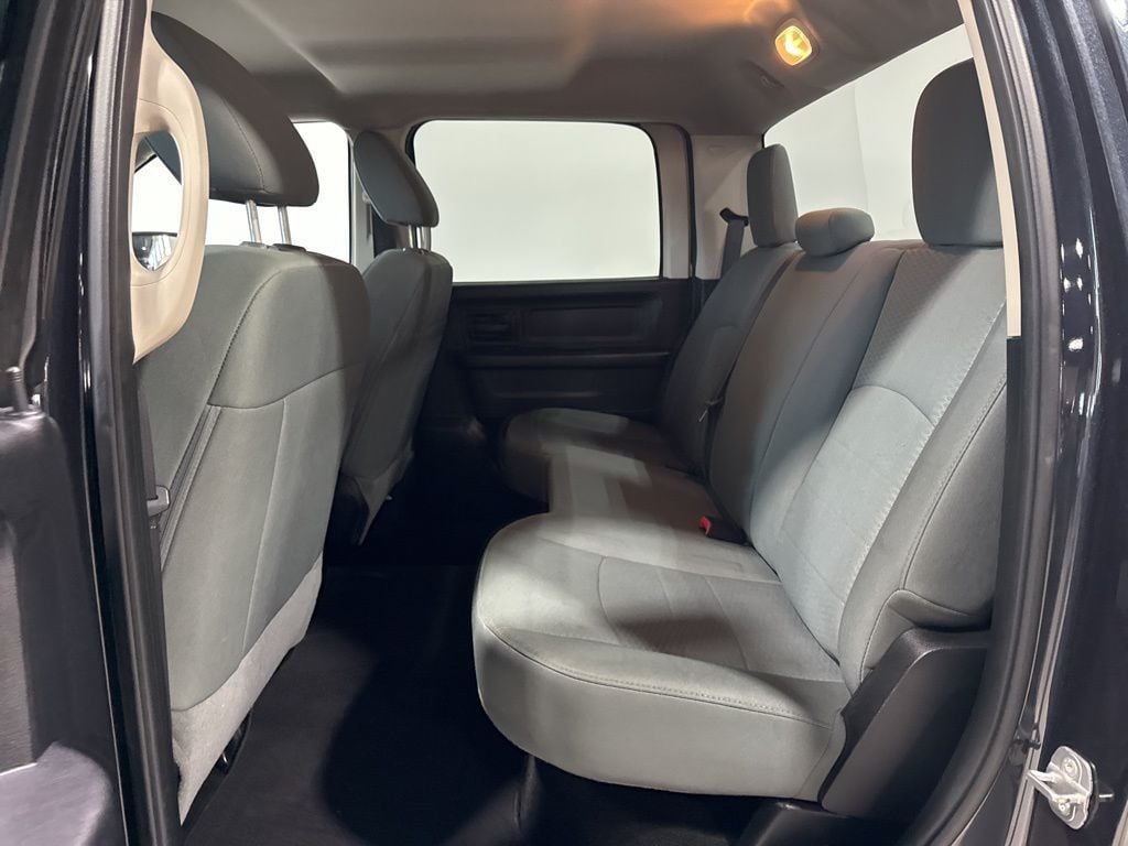 2014 Ram 1500 4WD Crew Cab 140.5" Express - 22997608 - 23