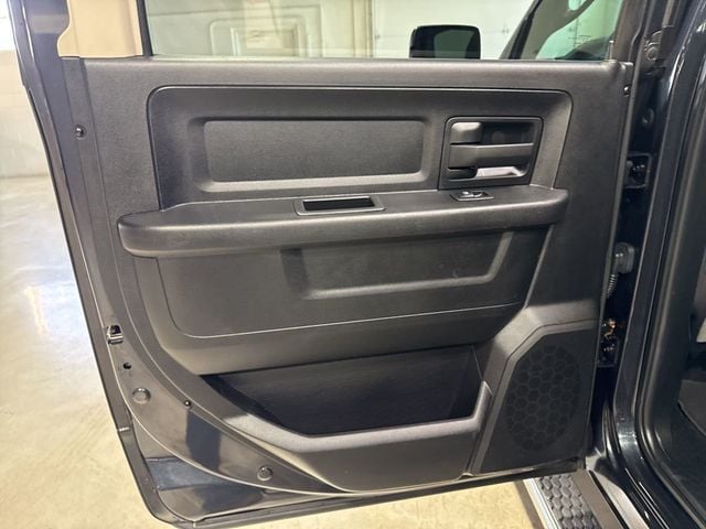 2014 Ram 1500 4WD Crew Cab 140.5" Express - 22997608 - 26