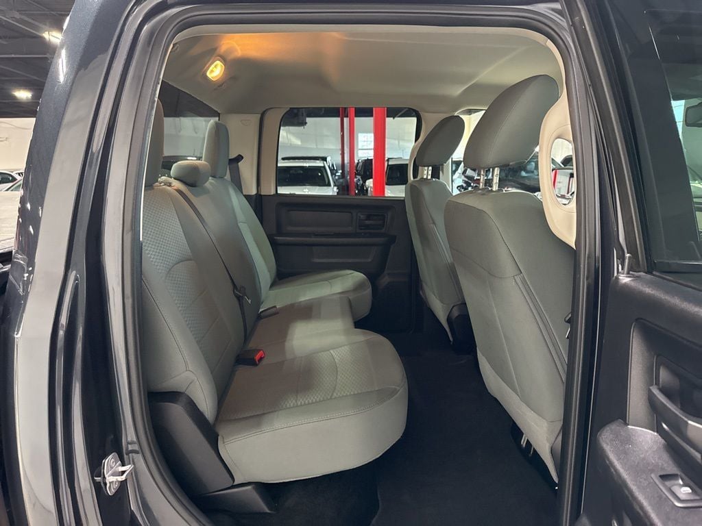 2014 Ram 1500 4WD Crew Cab 140.5" Express - 22997608 - 31