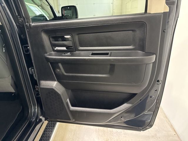 2014 Ram 1500 4WD Crew Cab 140.5" Express - 22997608 - 32