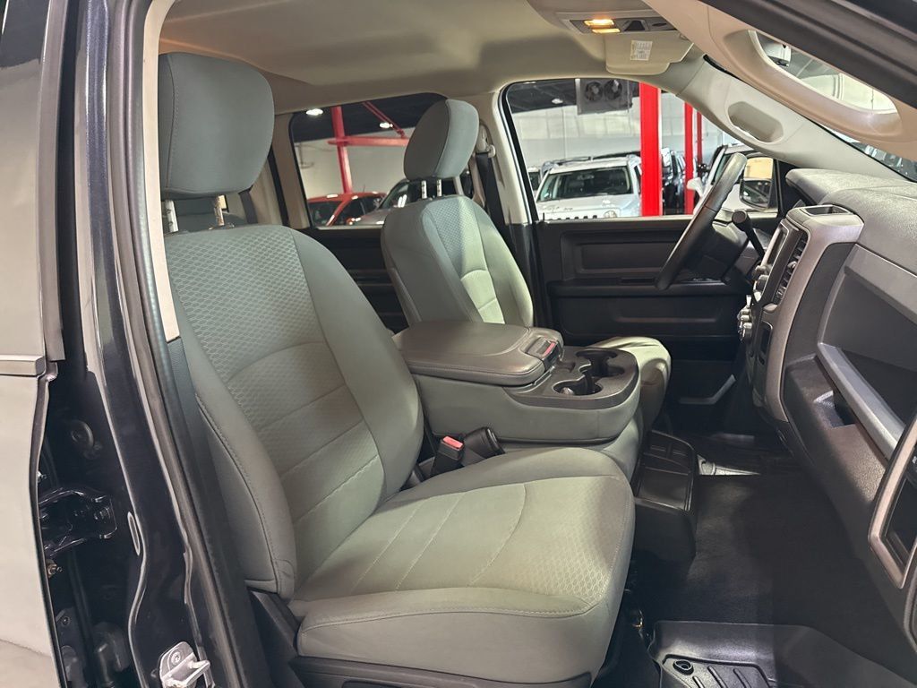 2014 Ram 1500 4WD Crew Cab 140.5" Express - 22997608 - 34