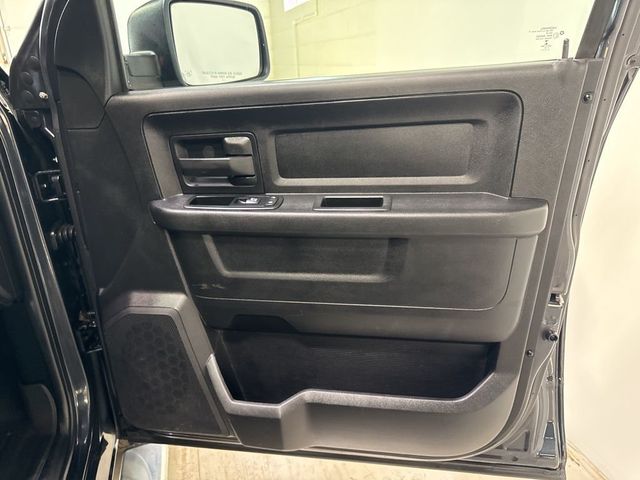 2014 Ram 1500 4WD Crew Cab 140.5" Express - 22997608 - 36