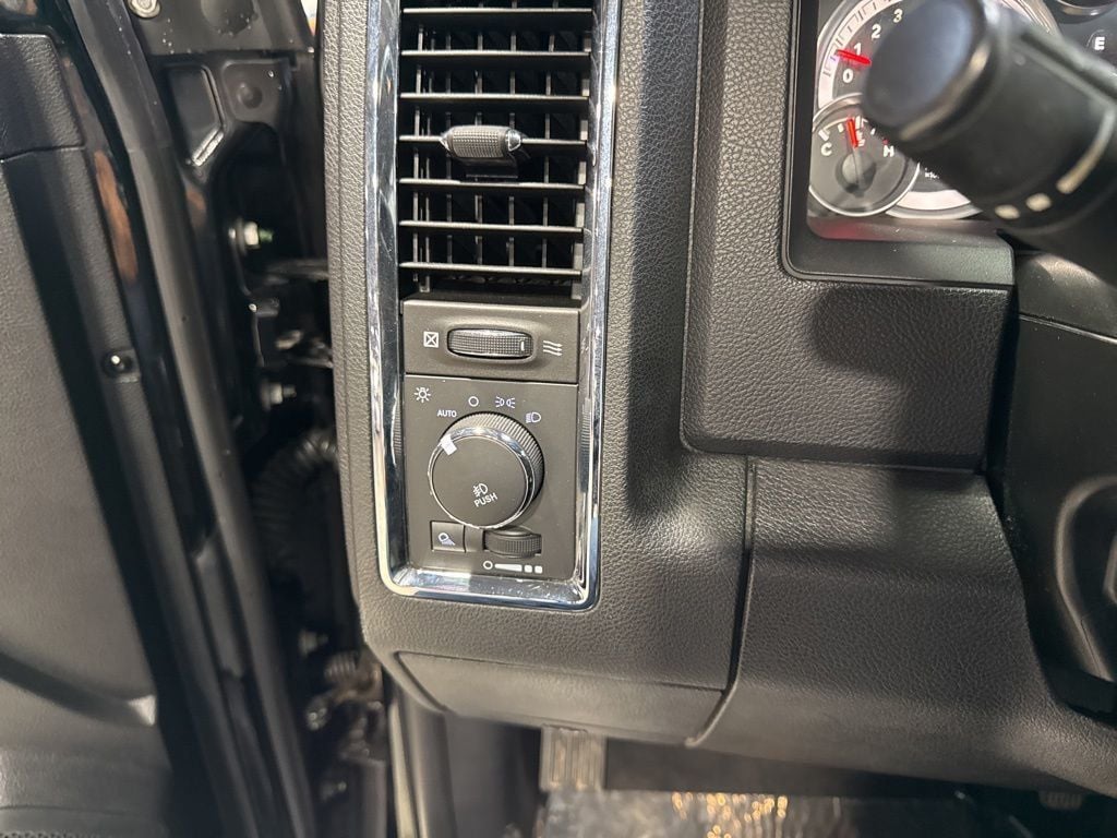 2014 Ram 1500 4WD Crew Cab 140.5" Laramie - 23022283 - 17