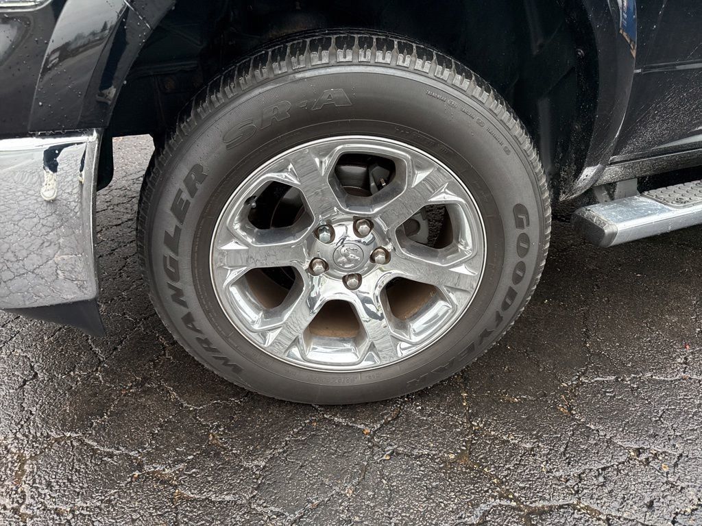 2014 Ram 1500 4WD Crew Cab 140.5" Laramie - 23022283 - 1