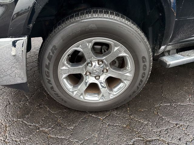 2014 Ram 1500 4WD Crew Cab 140.5" Laramie - 23022283 - 1