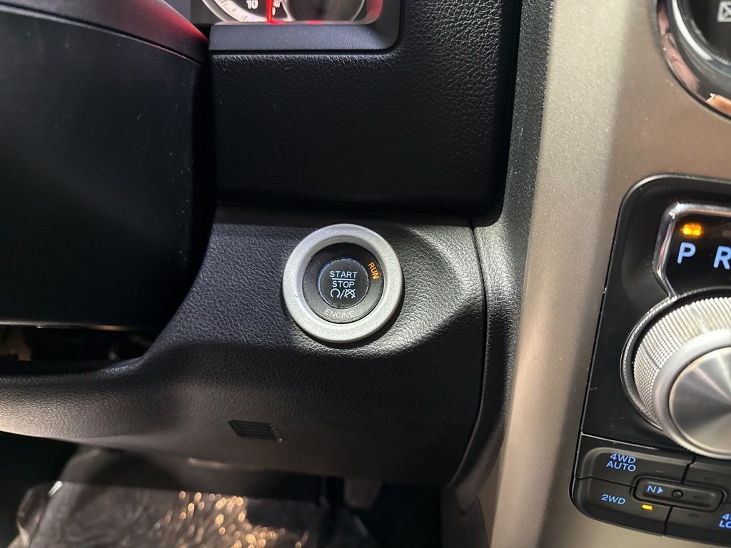 2014 Ram 1500 4WD Crew Cab 140.5" Laramie - 23022283 - 19