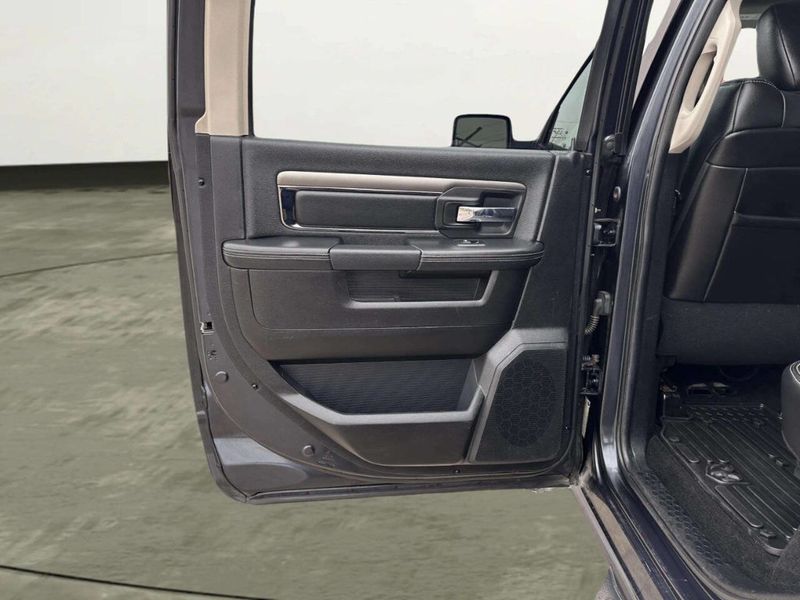 2014 Ram 1500 4WD Crew Cab 140.5" Sport - 22997389 - 11