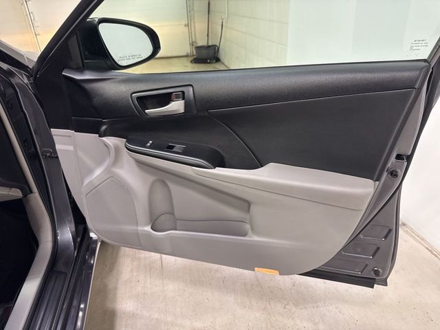 2014 Toyota Camry LE - 23012195 - 37