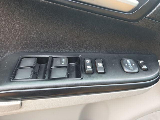2014 Toyota Camry LE - 23067361 - 17