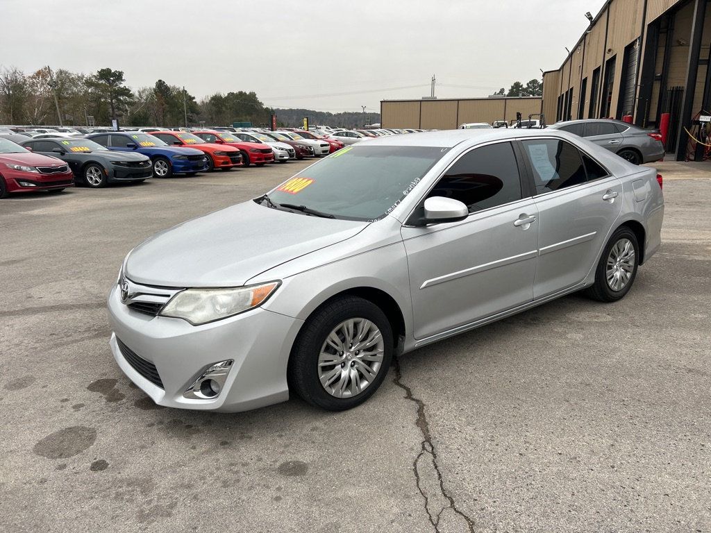 2014 Toyota Camry LE photo 2