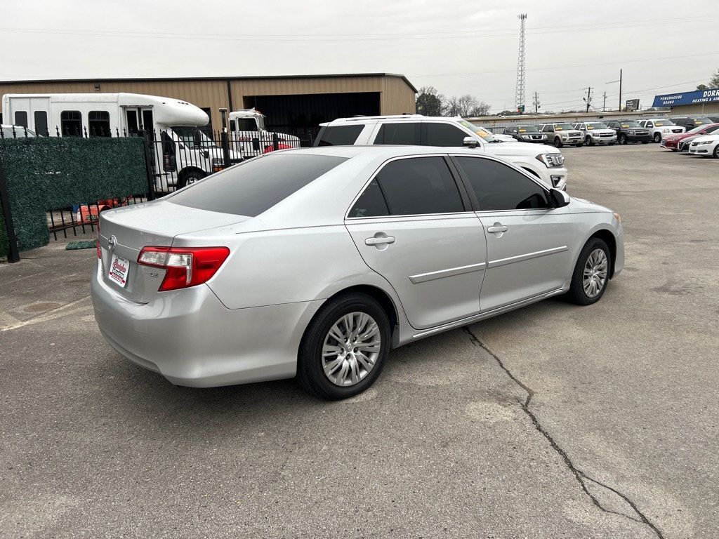 2014 Toyota Camry LE photo 3