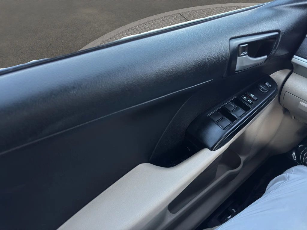 2014 Toyota Camry LE Sedan 4D - 22984829 - 11