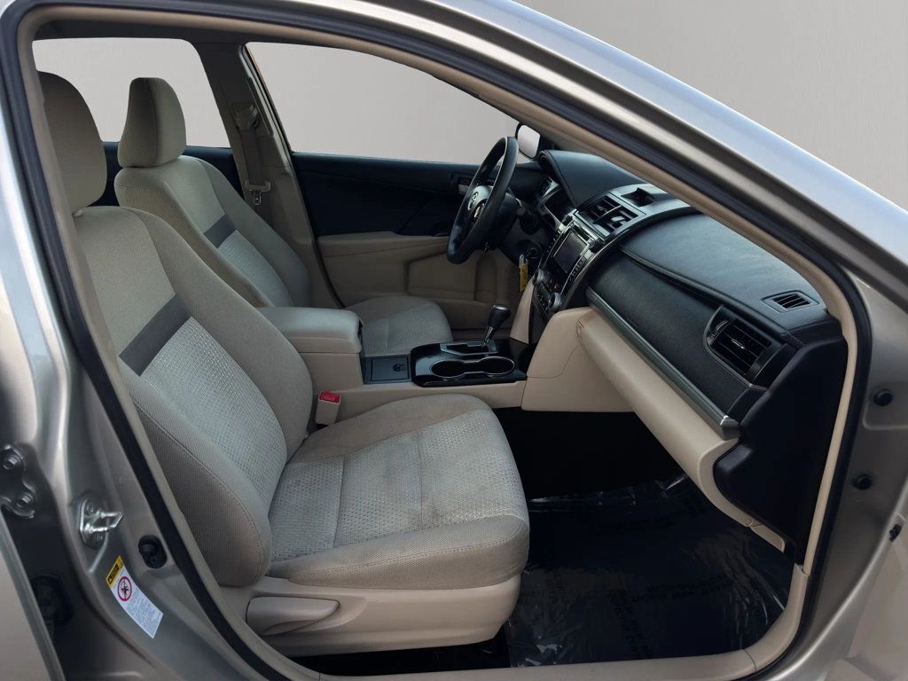 2014 Toyota Camry LE Sedan 4D - 22984829 - 19
