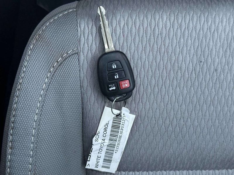 2014 Toyota Corolla LE 4dr Sedan - 22974789 - 30