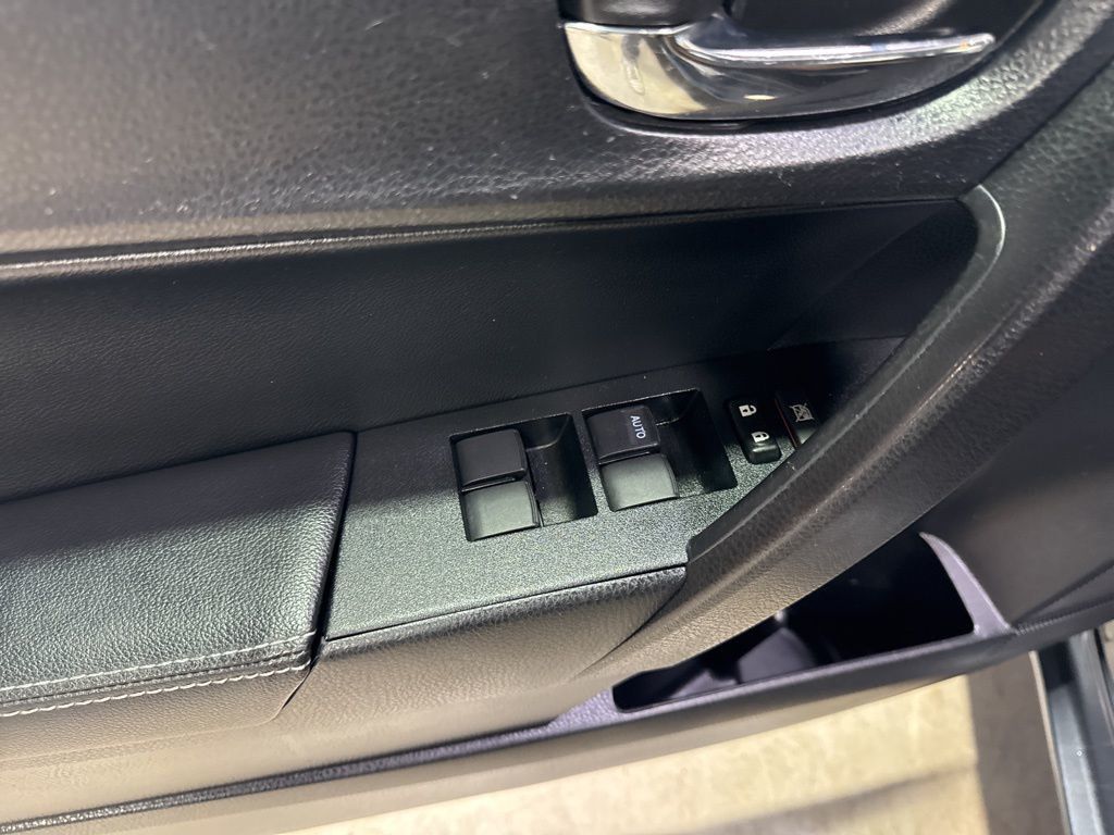 2014 Toyota Corolla S Plus - 22993284 - 25