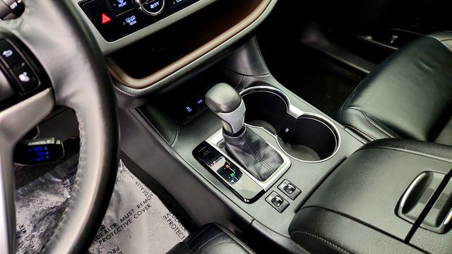 2014 Toyota Highlander AWD 4dr V6 XLE w/ Captain's Chairs & Rear Blu-ray Entertainment - 23097421 - 17