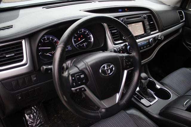 2014 Toyota Highlander LE Plus photo 30