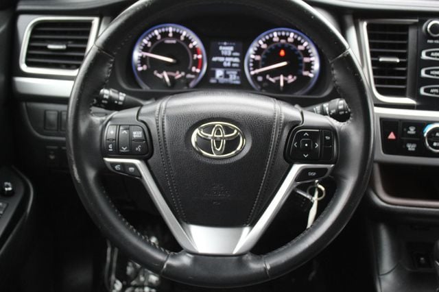 2014 Toyota Highlander LE Plus photo 36