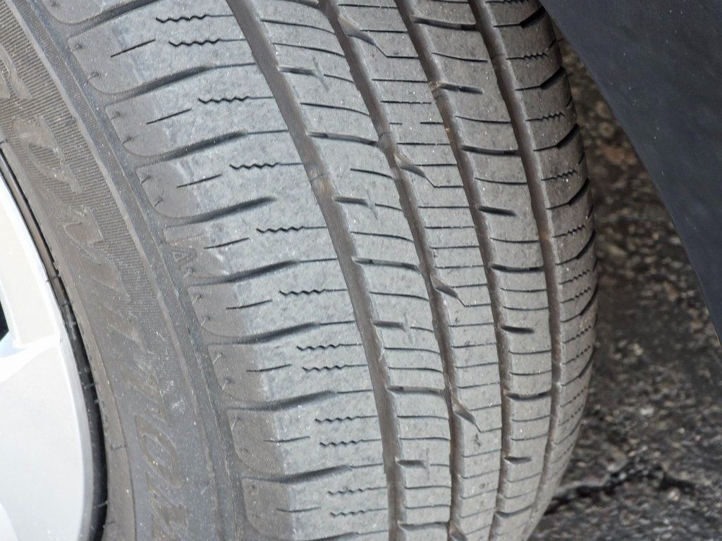 2014 Toyota Prius 5dr Hatchback Four - 22946673 - 13