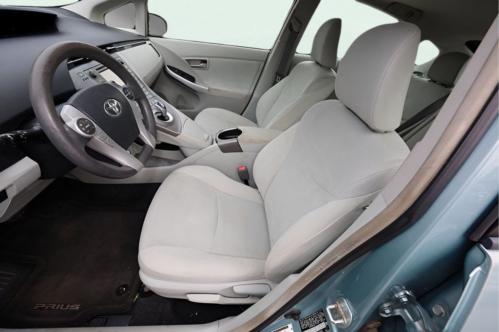 2014 Toyota Prius Three photo 4