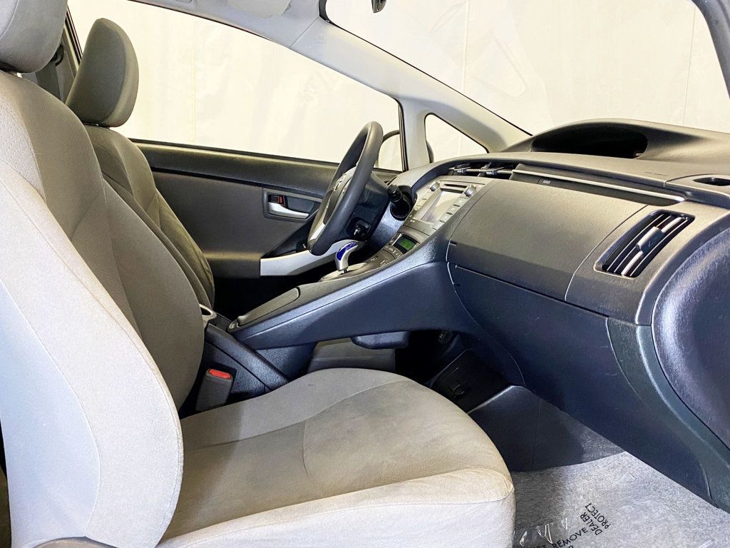 2014 Toyota Prius 5dr Hatchback Three - 22963342 - 40