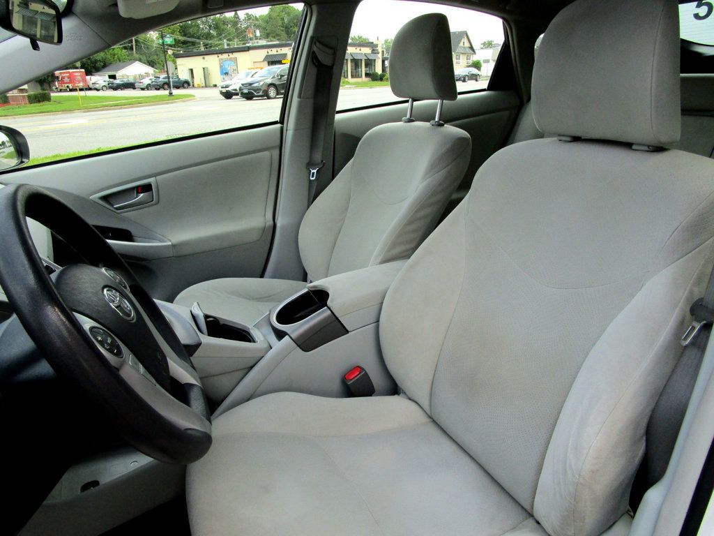 2014 Toyota Prius Three photo 12