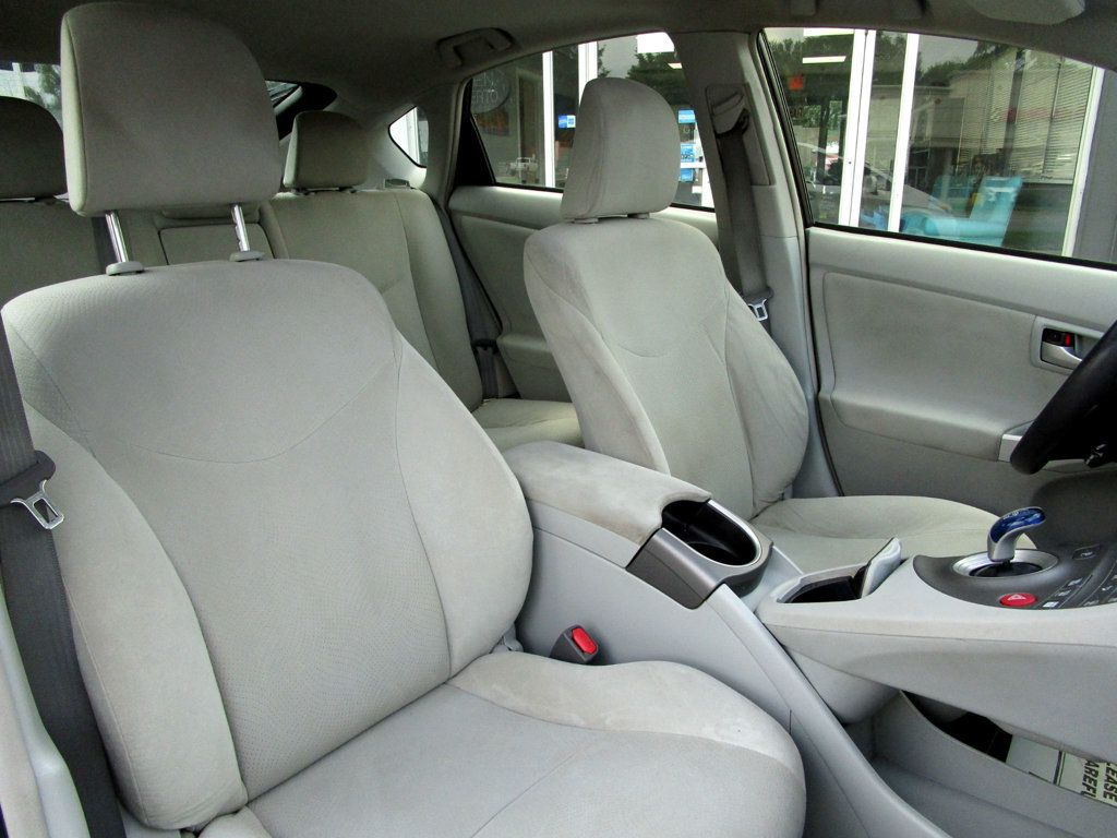 2014 Toyota Prius Three photo 13