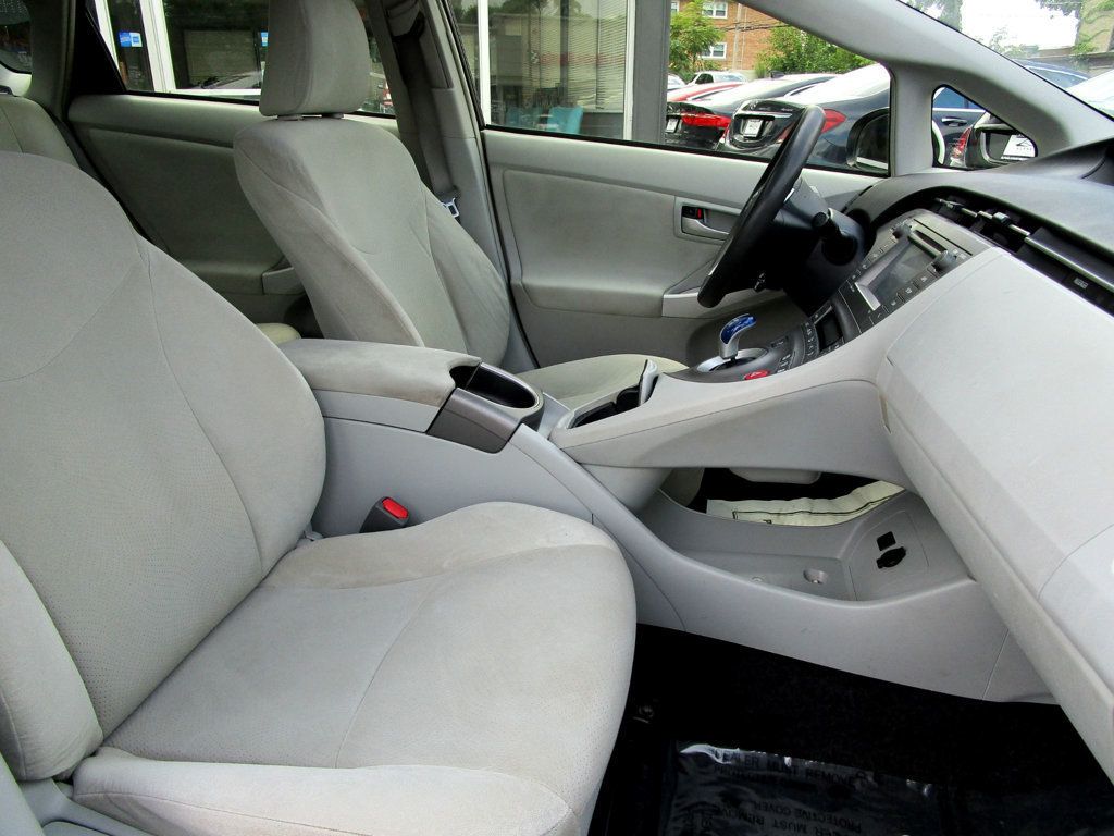 2014 Toyota Prius Three photo 14