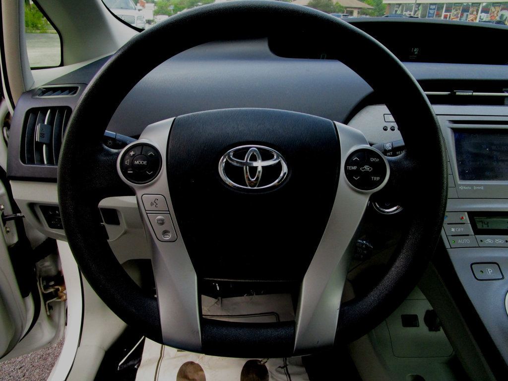 2014 Toyota Prius Three photo 17