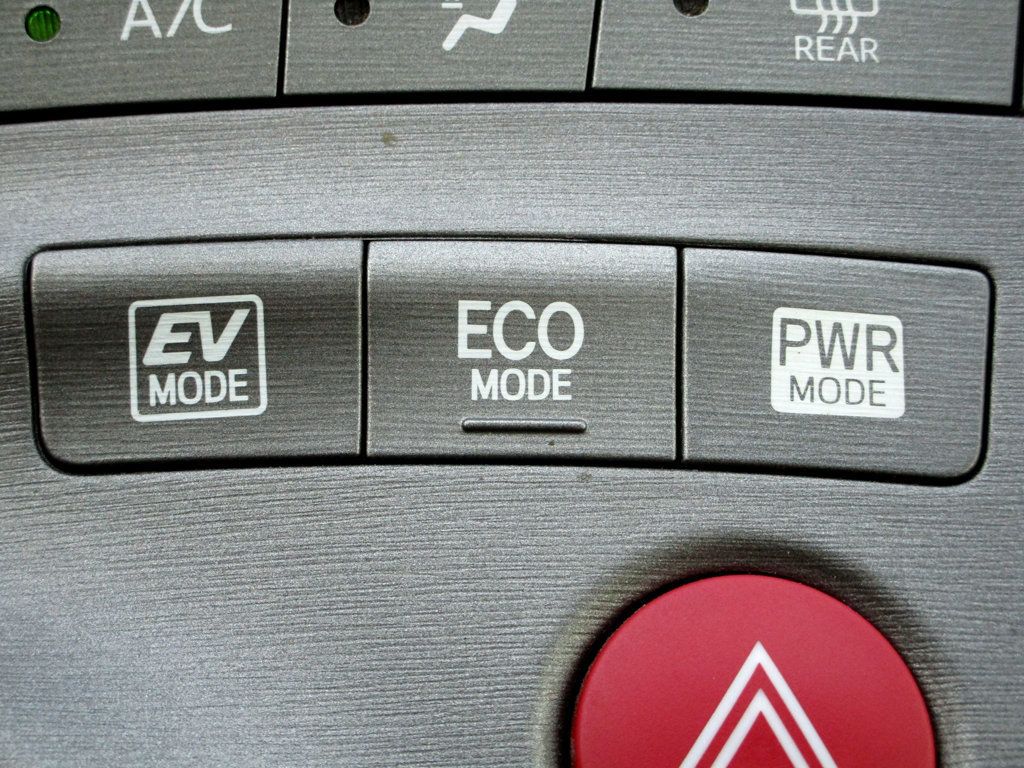 2014 Toyota Prius Three photo 23