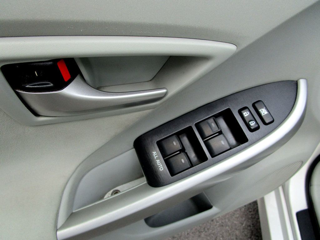 2014 Toyota Prius Three photo 25