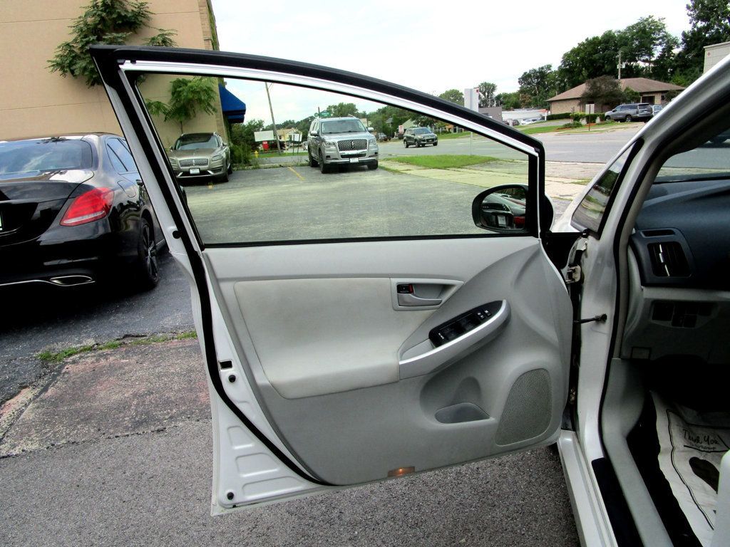 2014 Toyota Prius Three photo 26