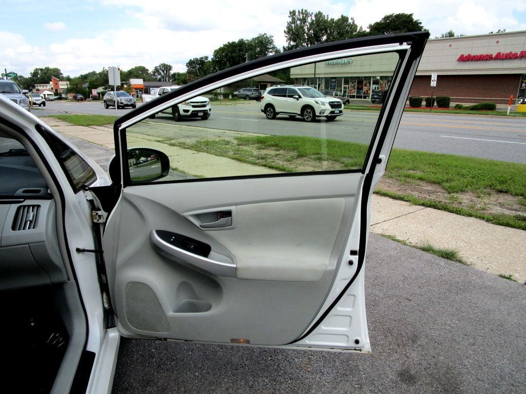 2014 Toyota Prius Three photo 27
