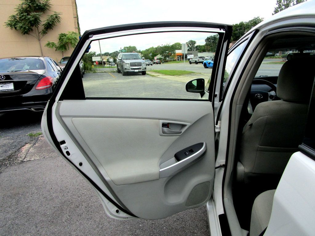 2014 Toyota Prius Three photo 28