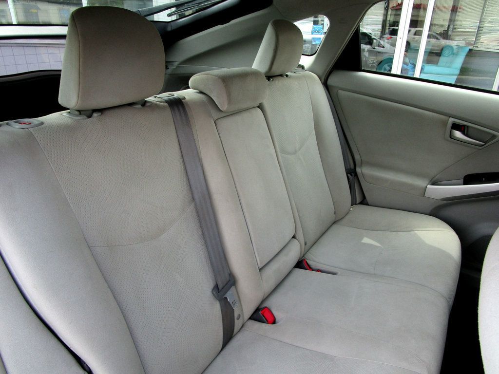 2014 Toyota Prius Three photo 32