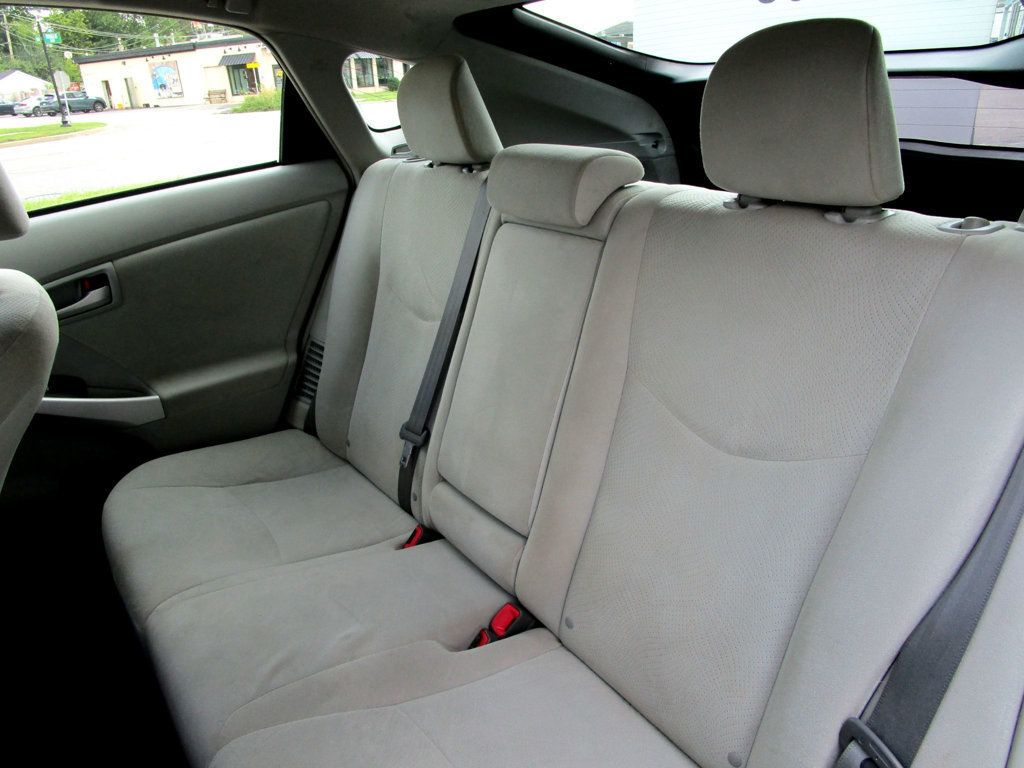 2014 Toyota Prius Three photo 33