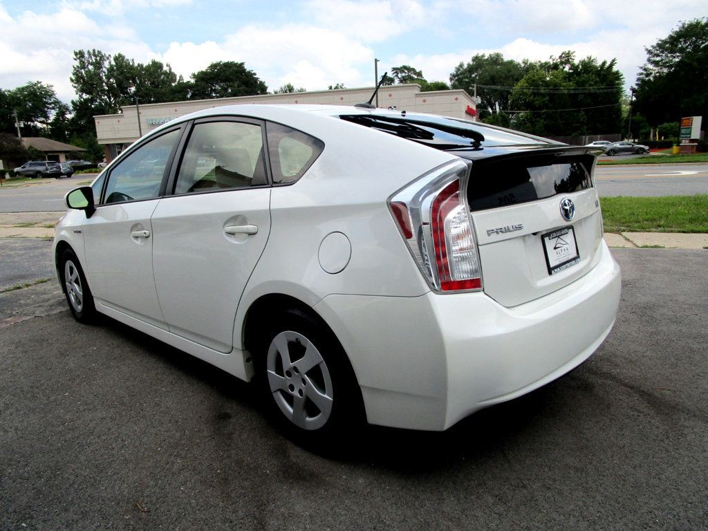 2014 Toyota Prius Three photo 9