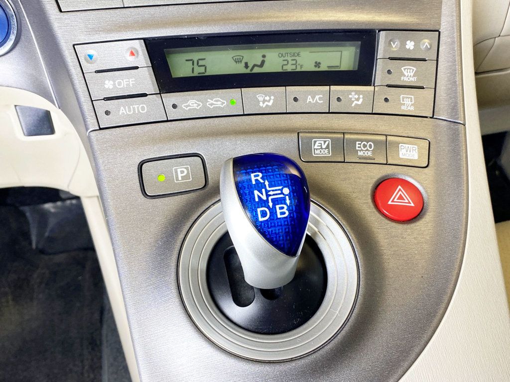 2014 Toyota Prius 5dr Hatchback Two - 22965767 - 31