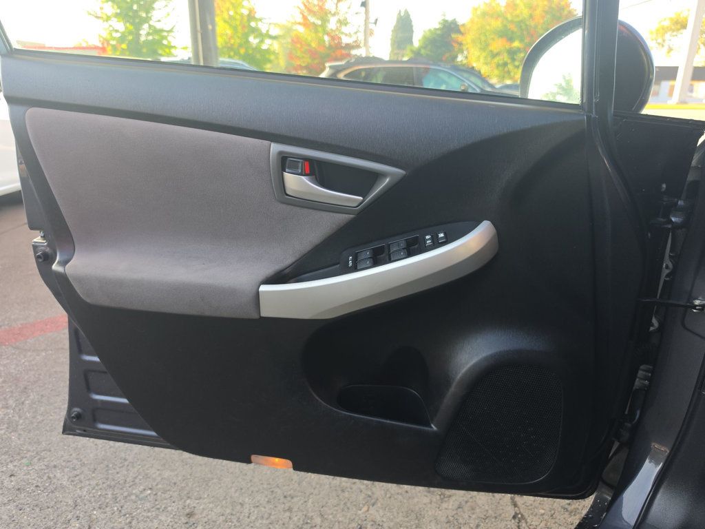 Toyota Prius photo 17