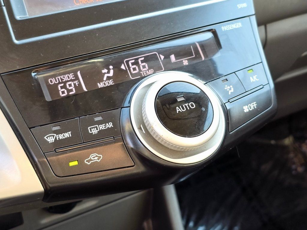 2014 Toyota Prius v  - 22962338 - 31