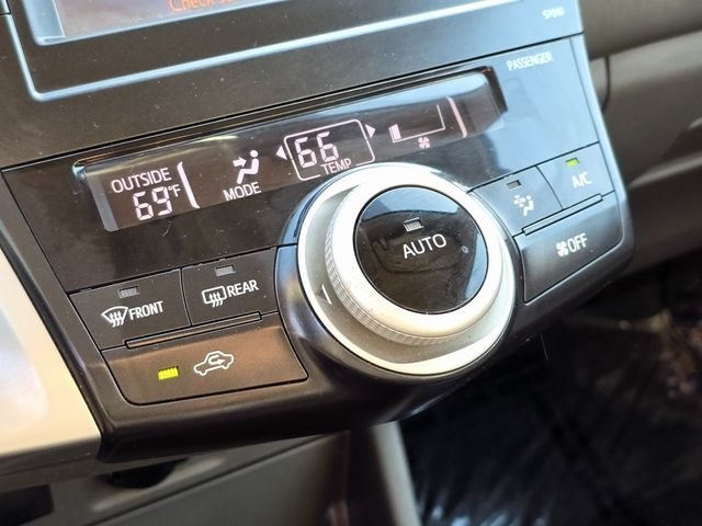 2014 Toyota Prius v  - 22962338 - 31