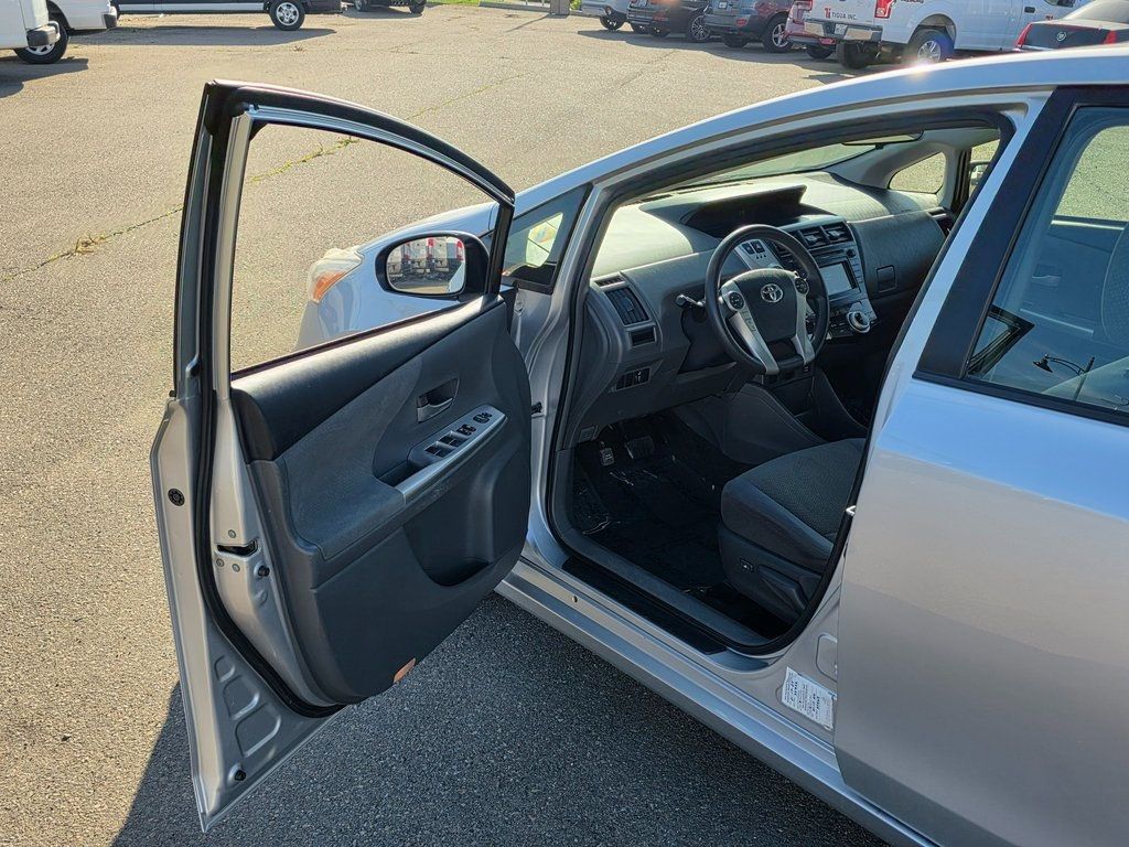 2014 Toyota Prius v  - 22962338 - 37