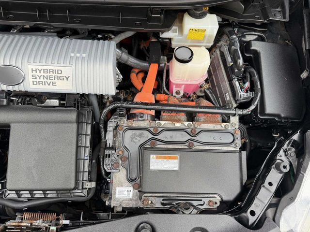 2014 Toyota Prius v 5dr Wagon Three - 22993937 - 24