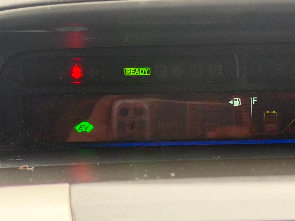 2014 Toyota Prius v 5dr Wagon Three - 22993937 - 37