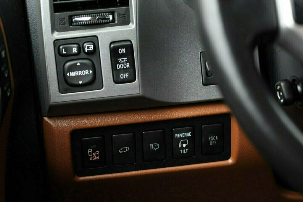 2014 Toyota Sequoia Platinum photo 22