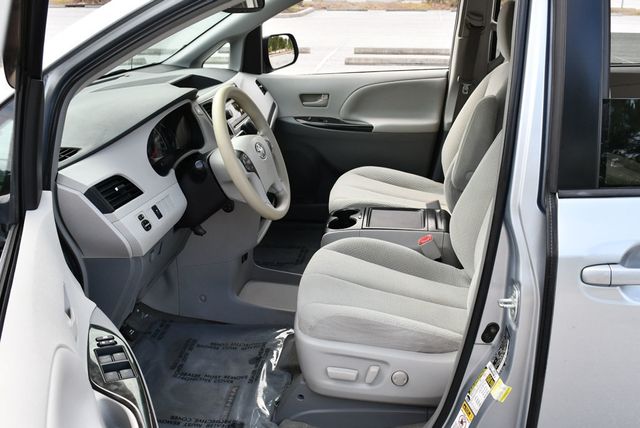 2014 Toyota Sienna 5 Door 8-Passenger Van V6 LE FWD - 23035650 - 14